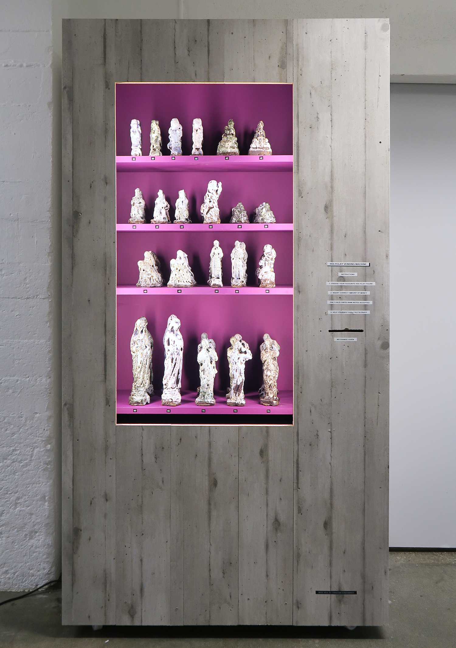 2018_Holyclay Vending Machine, 2018, céramique émaillée, bois, 220 x 120 x 60 cm (Distributeur) hauteur entre 7 et 35 cm (chaque figurine)_-02 copie