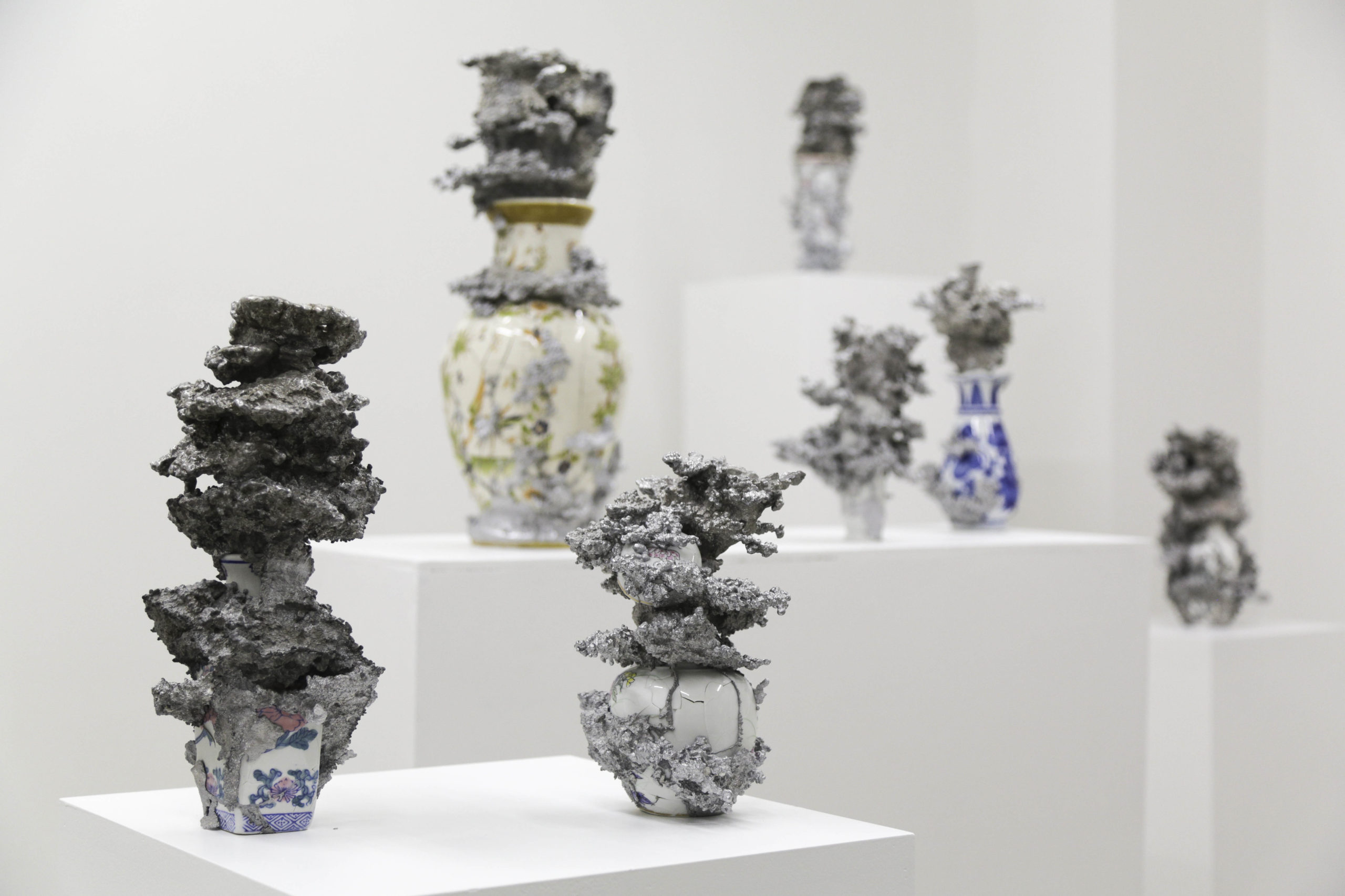 2016_Hanabi, 2016, porcelaine et fonte d'aluminium, 33 x 33 x 33 cm--01-2