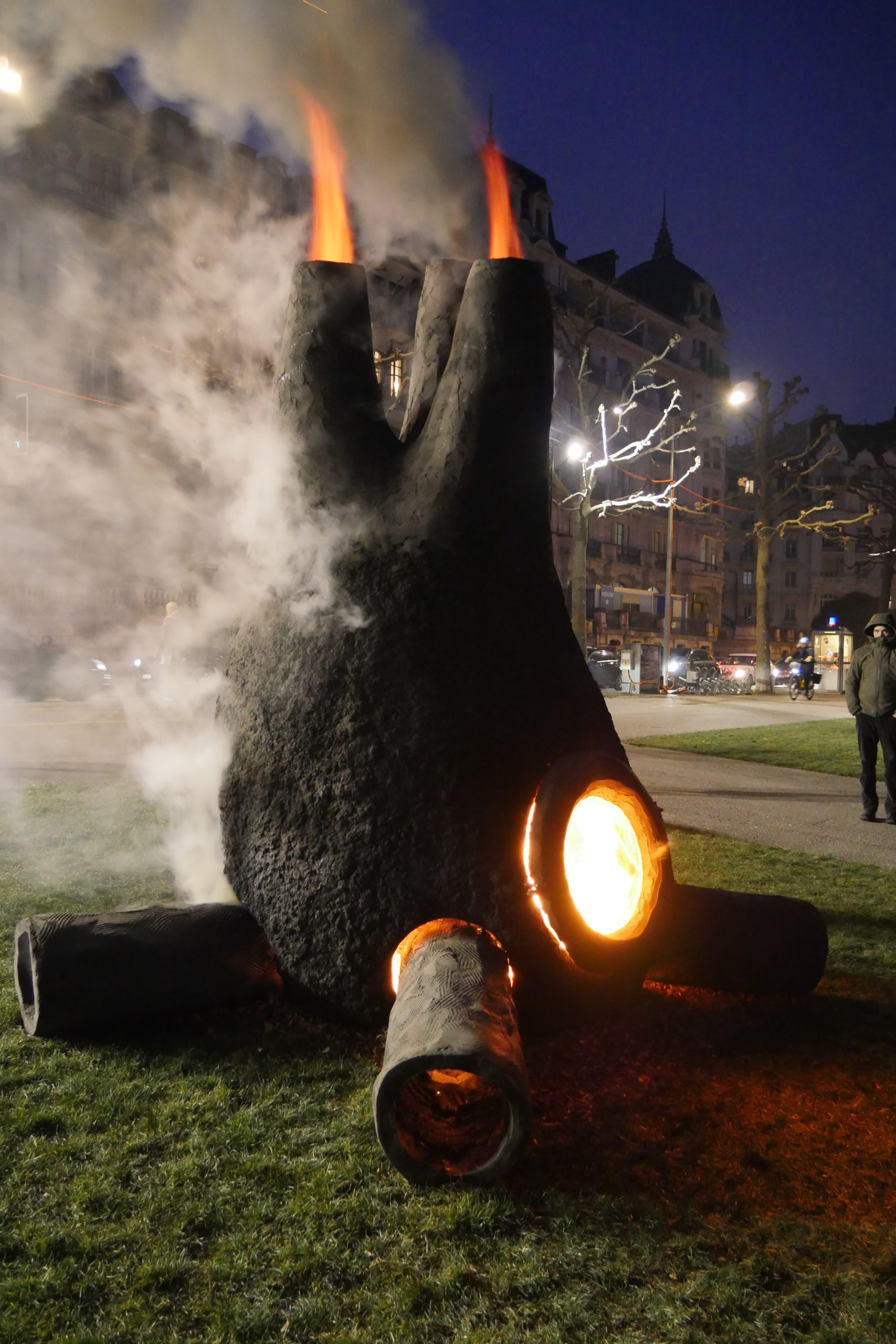 2017_Fire, 2017, béton réfractaire, vitrocérame, 350 x 300 x 300 cm---55