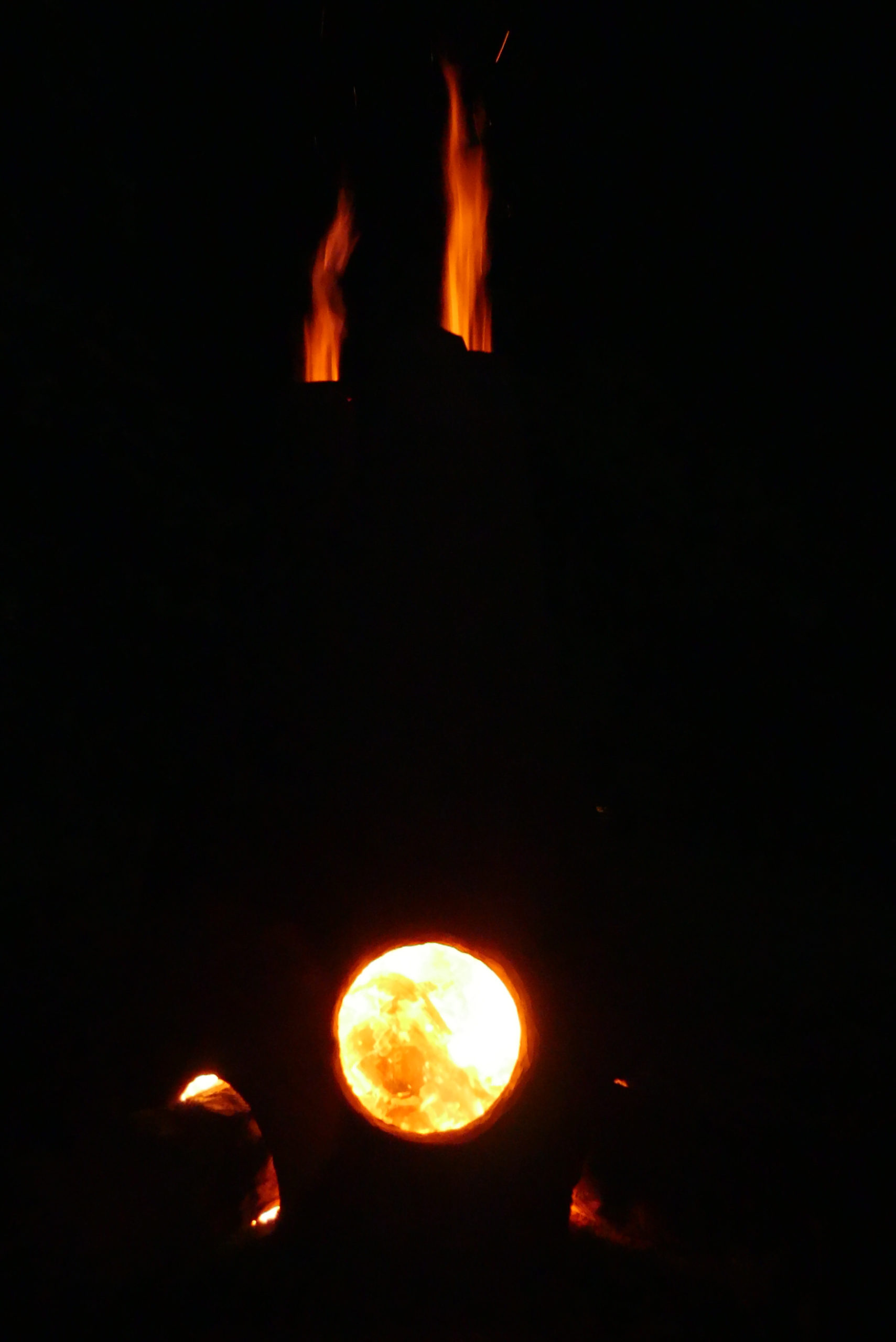2017_Fire, 2017, béton réfractaire, vitrocérame, 350 x 300 x 300 cm---9