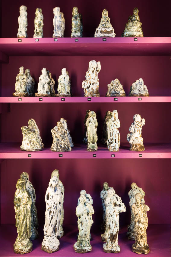 2018_Holyclay Vending Machine, 2018, céramique émaillée, bois, 220 x 120 x 60 cm (Distributeur) hauteur entre 7 et 35 cm (chaque figurine)-39