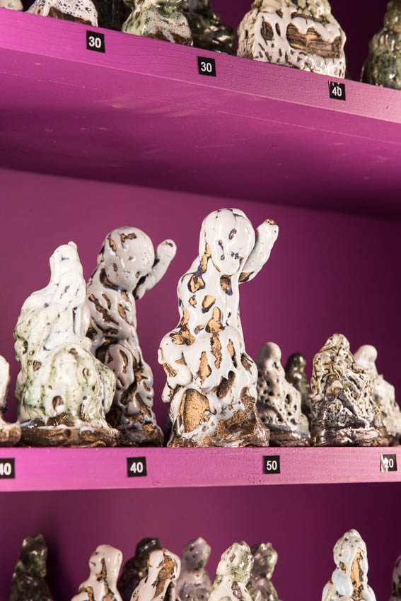 2018_Holyclay Vending Machine, 2018, céramique émaillée, bois, 220 x 120 x 60 cm (Distributeur) hauteur entre 7 et 35 cm (chaque figurine)-61