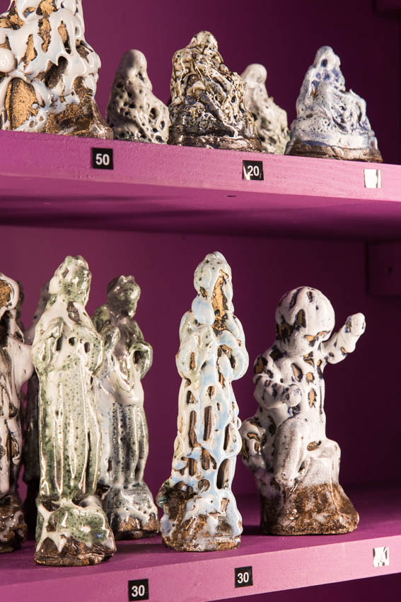 2018_Holyclay Vending Machine, 2018, céramique émaillée, bois, 220 x 120 x 60 cm (Distributeur) hauteur entre 7 et 35 cm (chaque figurine)-63