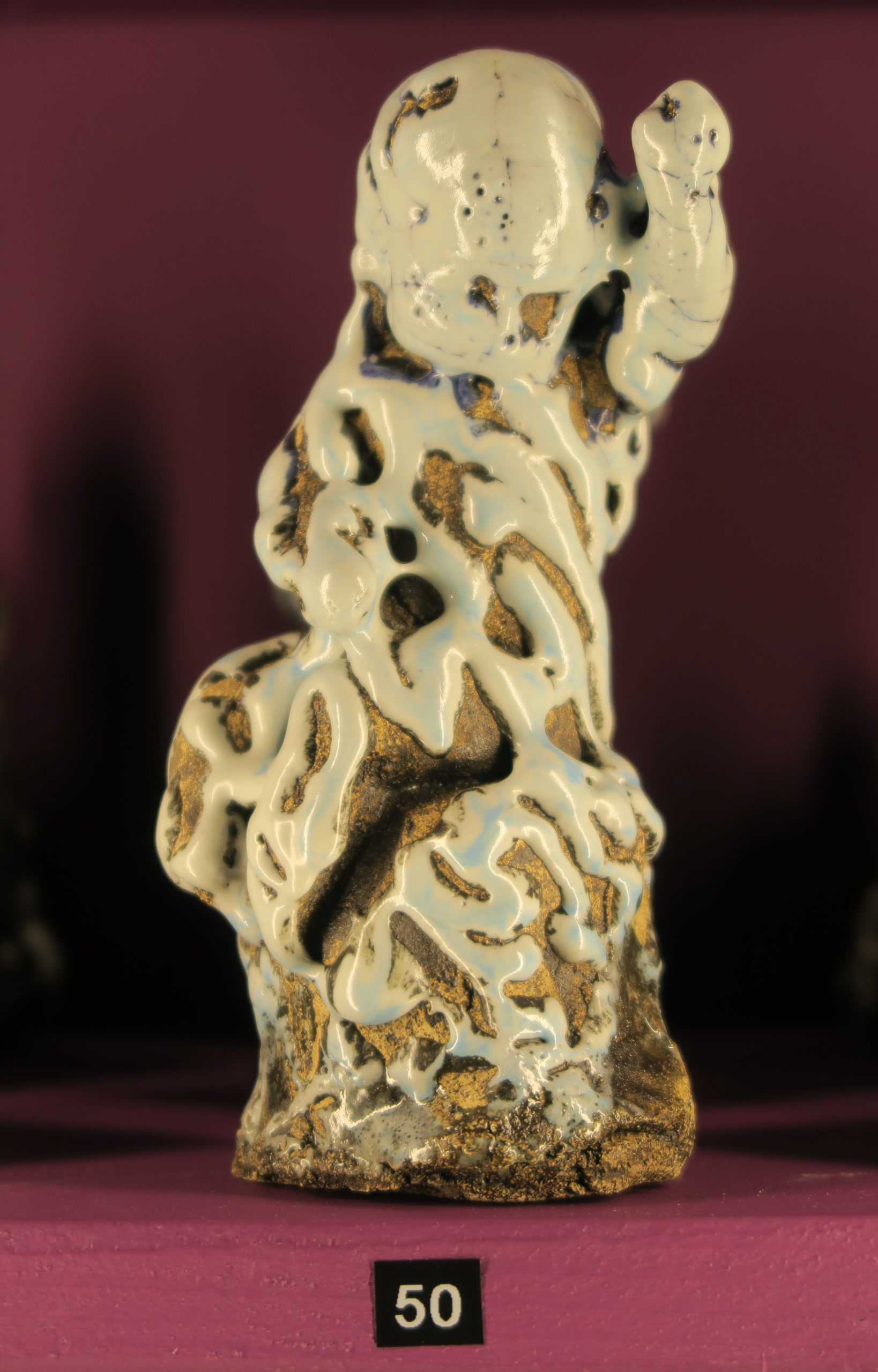 2018_Holyclay Vending Machine, 2018, céramique émaillée, bois, 220 x 120 x 60 cm (Distributeur) hauteur entre 7 et 35 cm (chaque figurine)_-2471