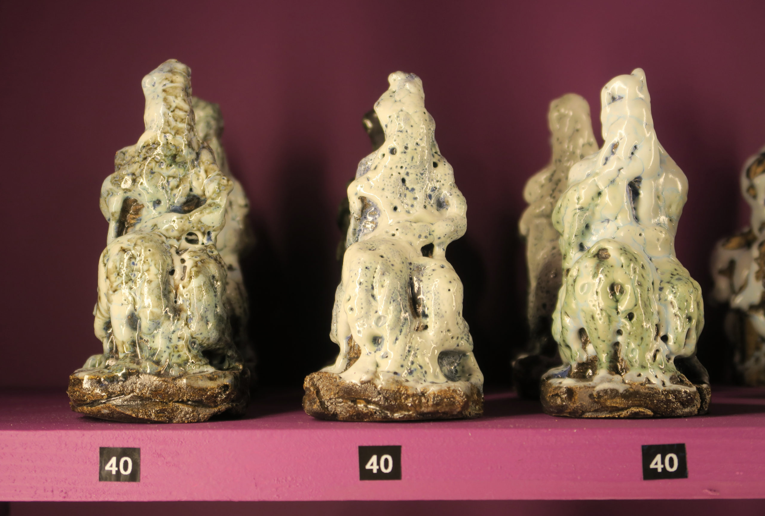2018_Holyclay Vending Machine, 2018, céramique émaillée, bois, 220 x 120 x 60 cm (Distributeur) hauteur entre 7 et 35 cm (chaque figurine)_-2473