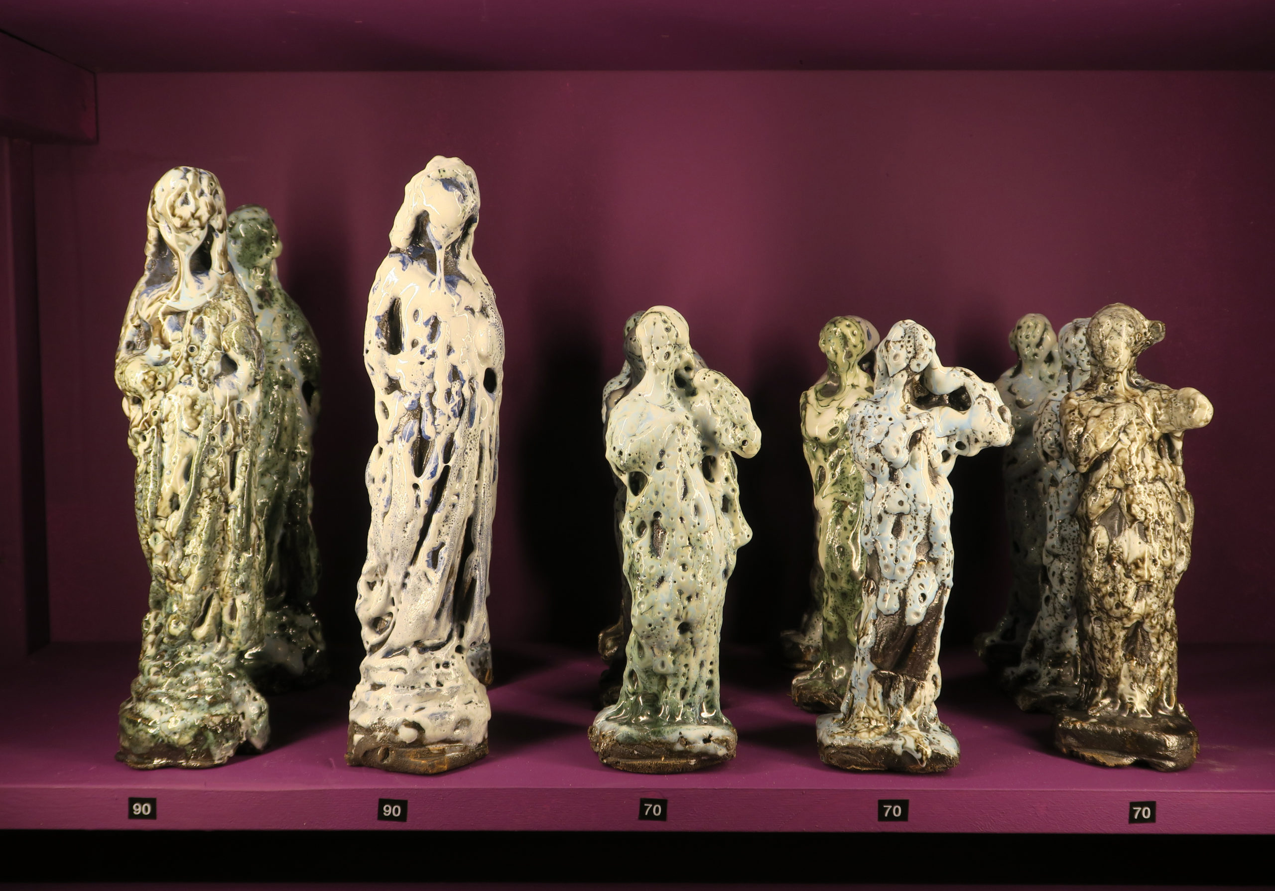 2018_Holyclay Vending Machine, 2018, céramique émaillée, bois, 220 x 120 x 60 cm (Distributeur) hauteur entre 7 et 35 cm (chaque figurine)_-2474