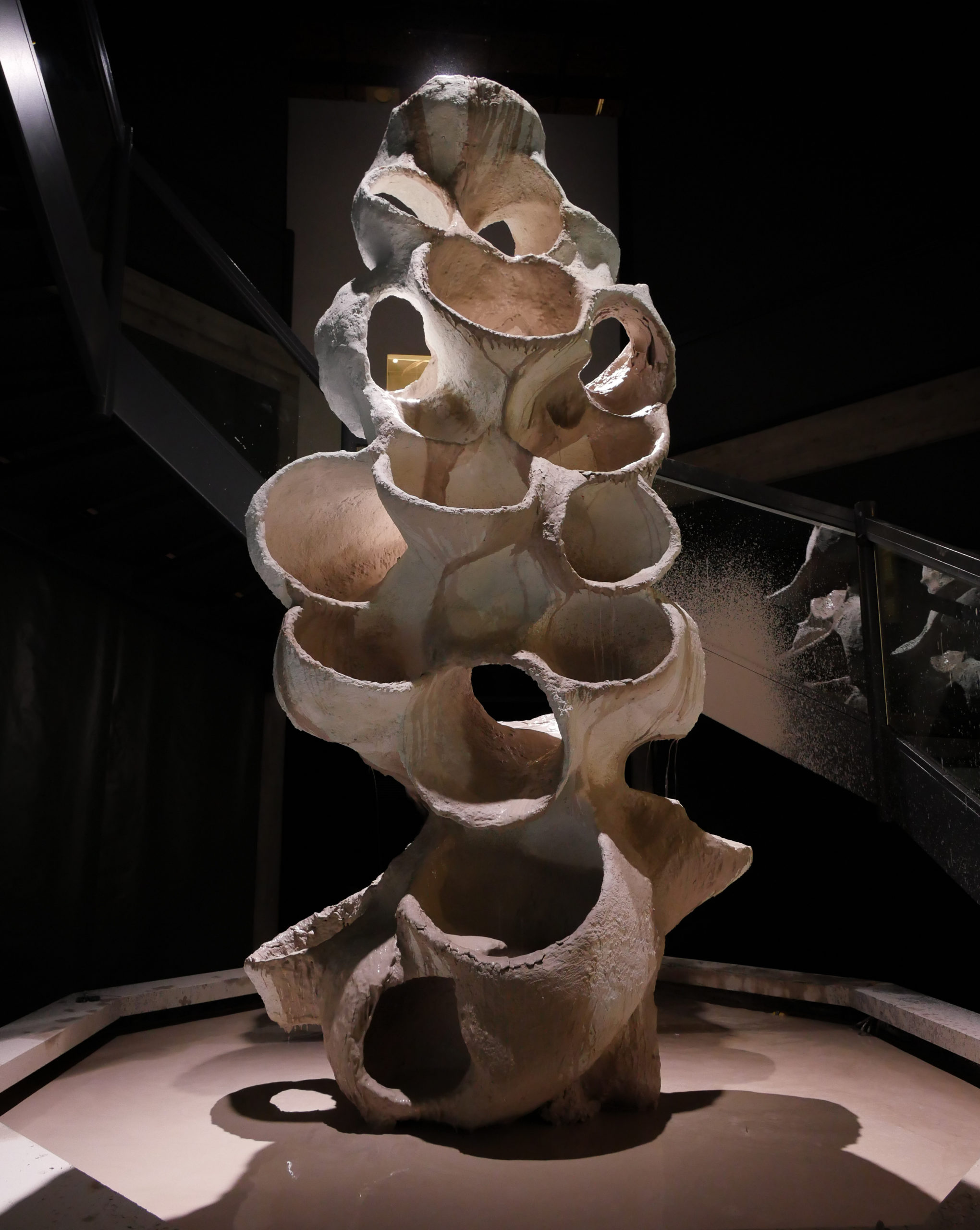 2020_Wild Water, 2020, bois, plâtre, boue, système de pompage, 420 x 300 x 300 cm-1230634