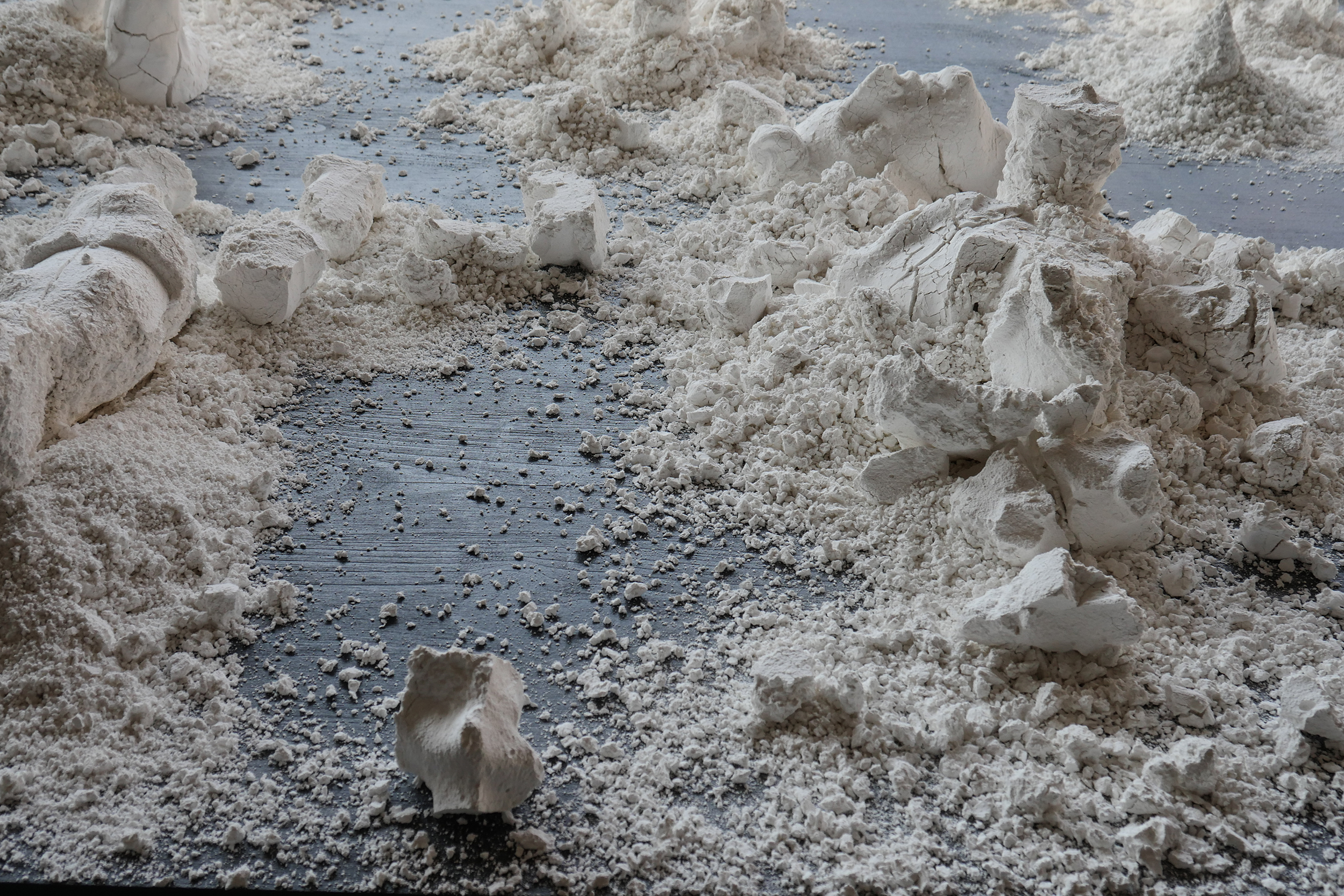 Museum der Menschheit, 2018, chaux vive, kaolin, env 30 x 25 x 20 cm (chaque objet)-11