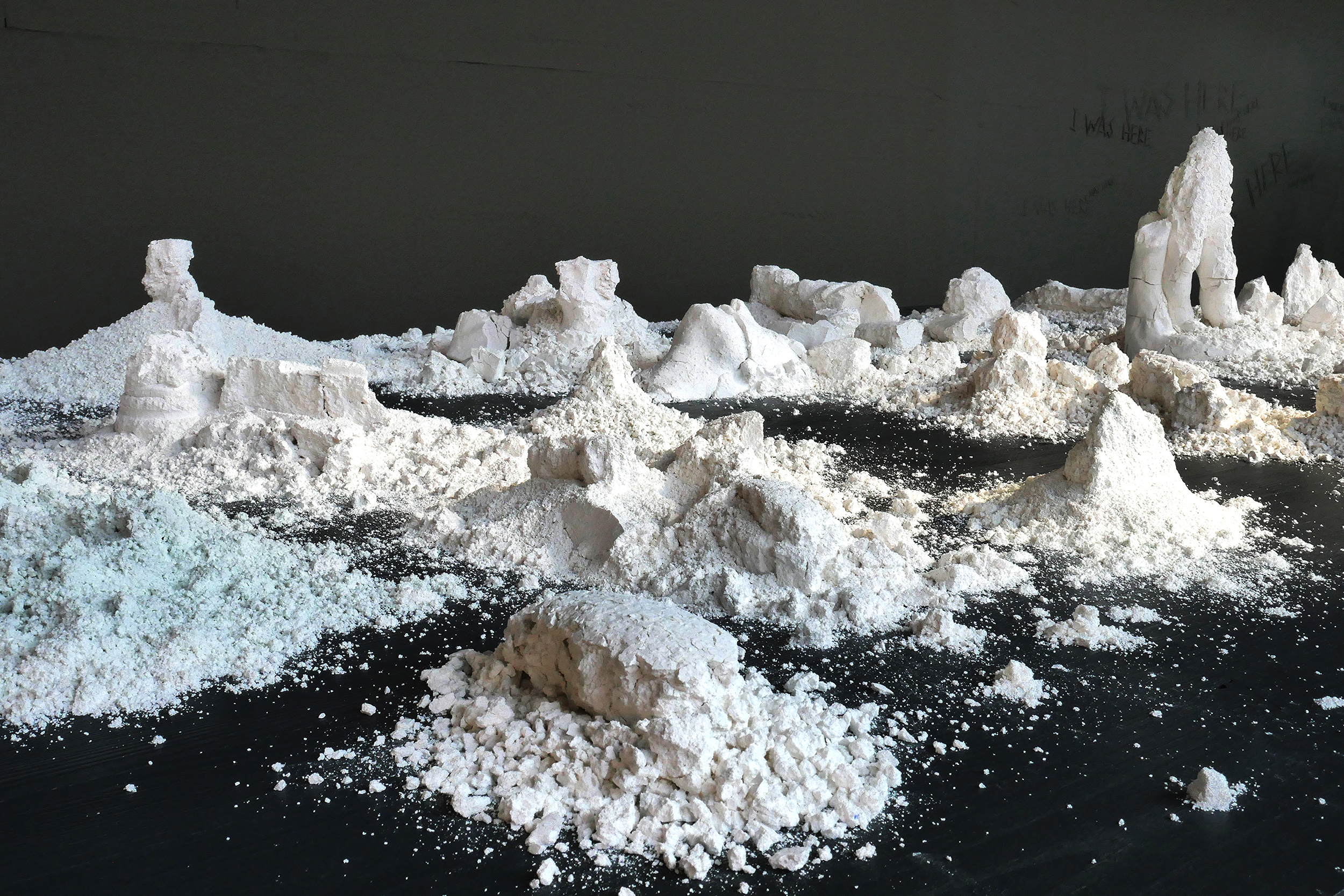 Museum der Menschheit, 2018, chaux vive, kaolin, env 30 x 25 x 20 cm (chaque objet)-13