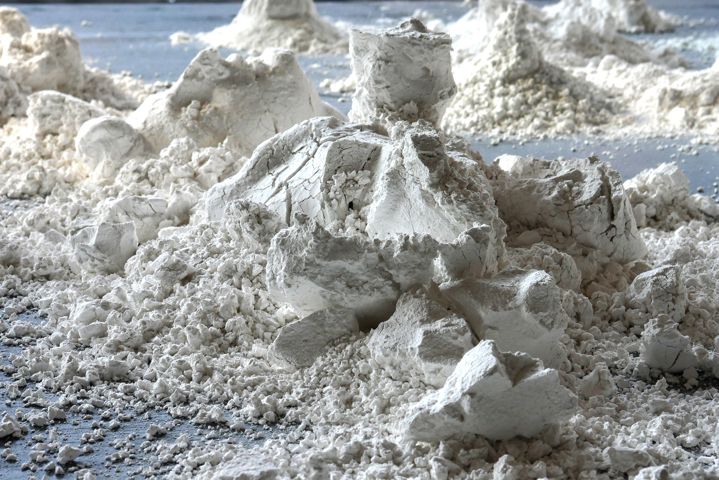 Museum der Menschheit, 2018, chaux vive, kaolin, env 30 x 25 x 20 cm (chaque objet)-19