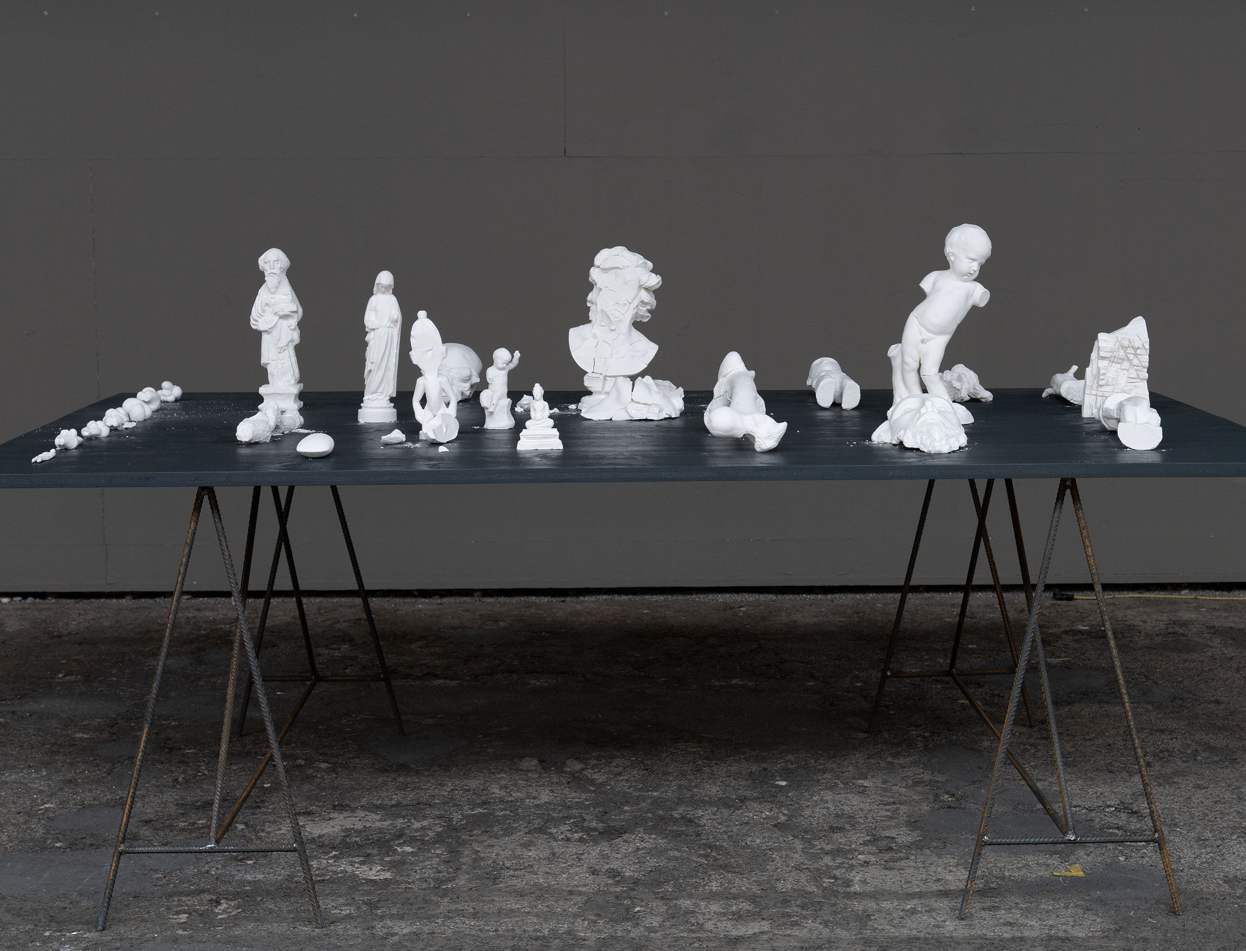 Museum der Menschheit, 2018, chaux vive, kaolin, env 30 x 25 x 20 cm (chaque objet)-2 copie