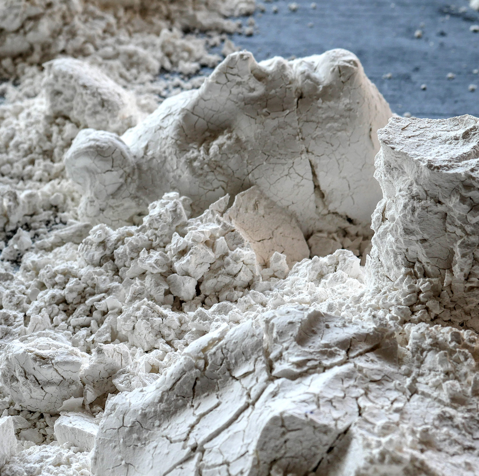 Museum der Menschheit, 2018, chaux vive, kaolin, env 30 x 25 x 20 cm (chaque objet)-4