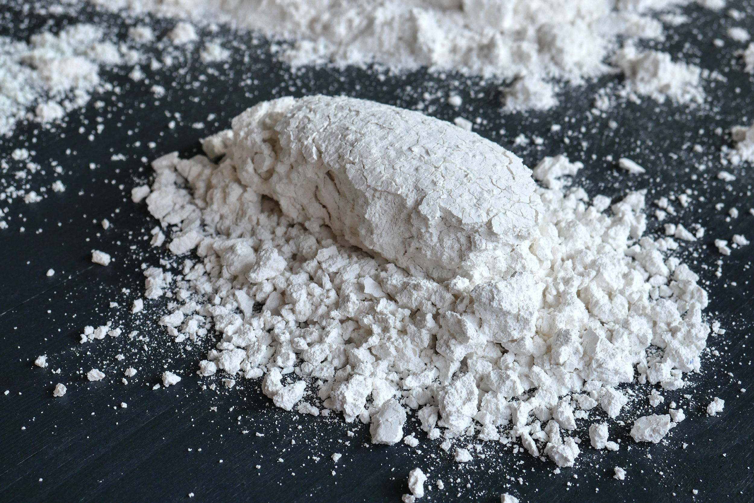 Museum der Menschheit, 2018, chaux vive, kaolin, env 30 x 25 x 20 cm (chaque objet)-5