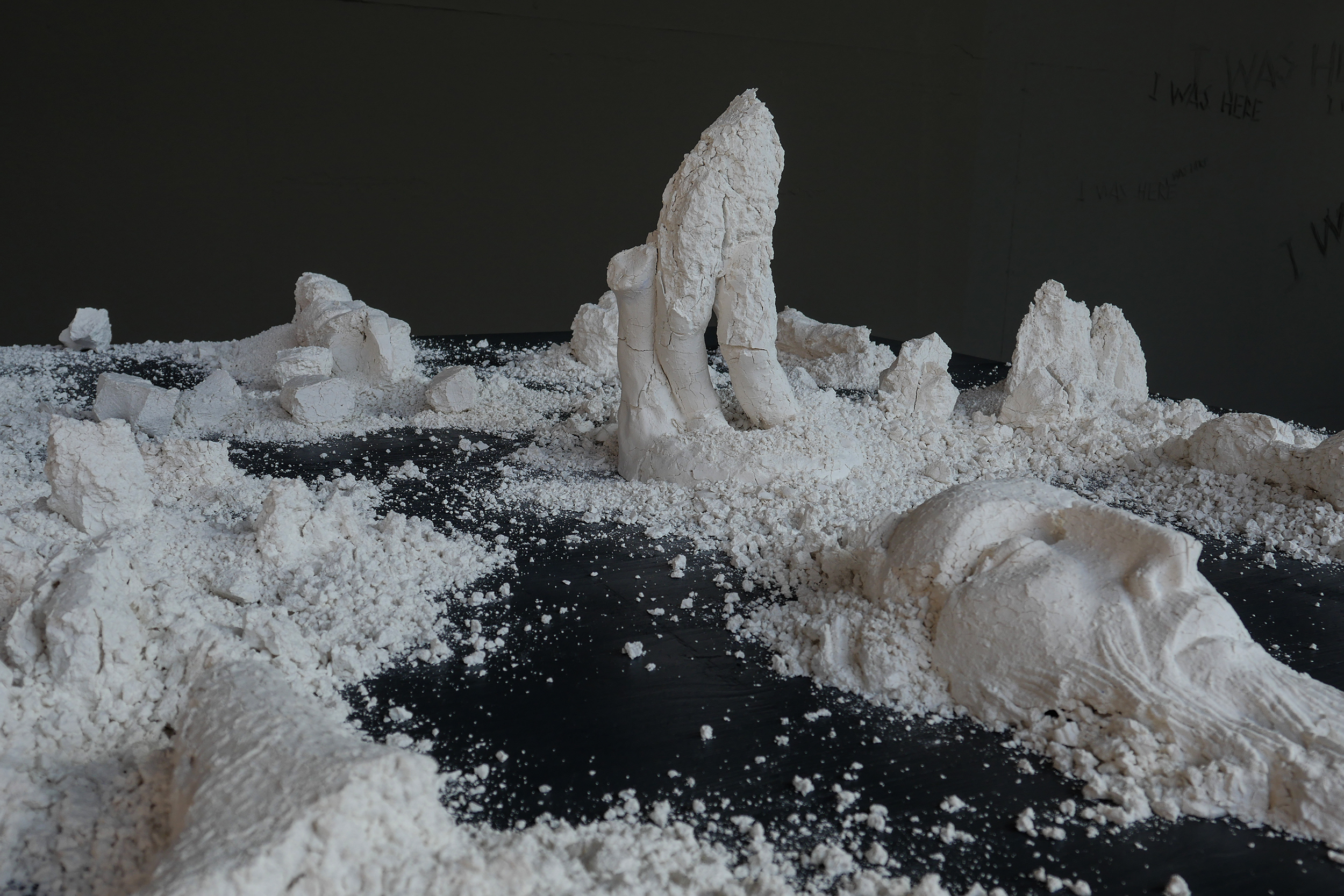 Museum der Menschheit, 2018, chaux vive, kaolin, env 30 x 25 x 20 cm (chaque objet)-6