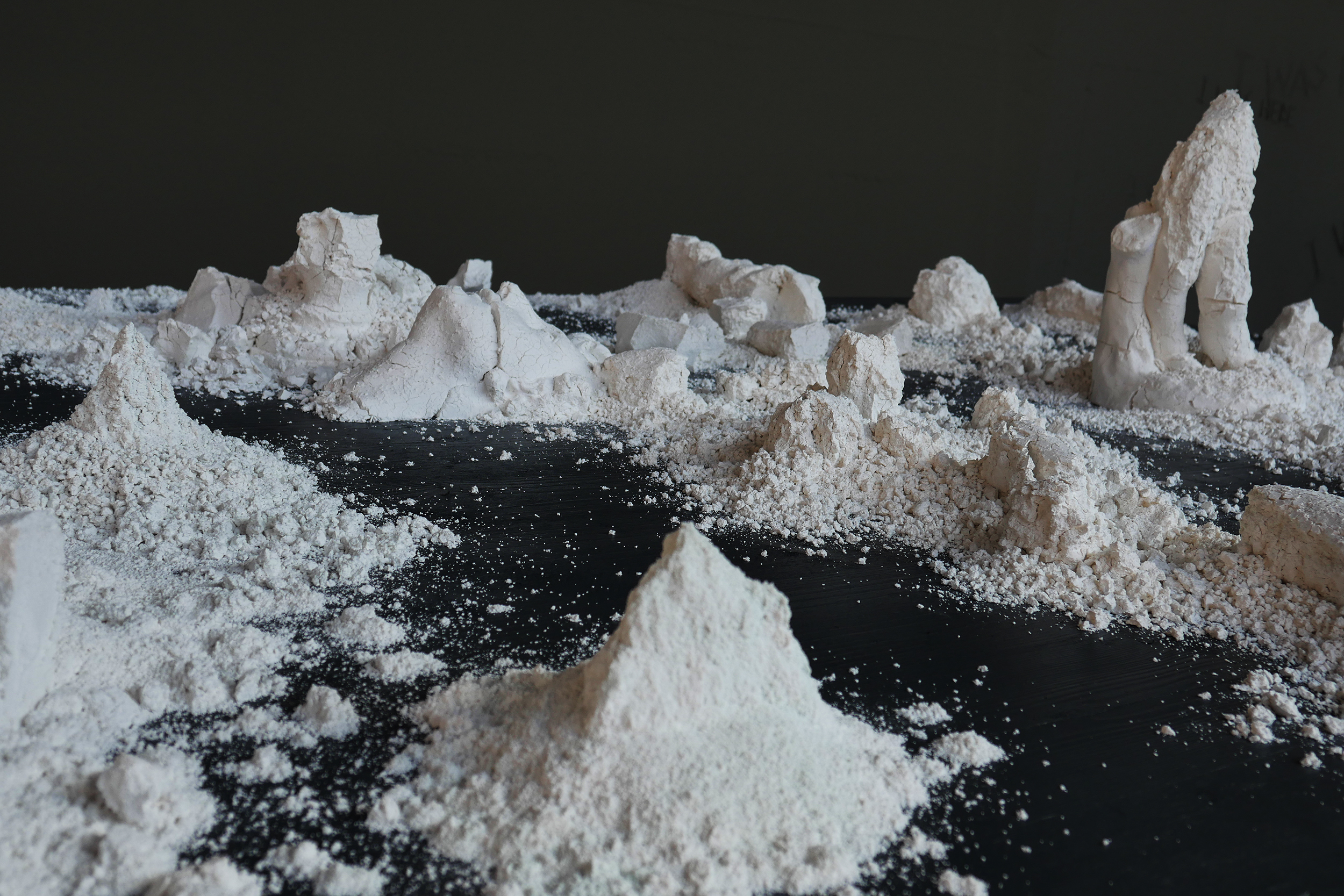 Museum der Menschheit, 2018, chaux vive, kaolin, env 30 x 25 x 20 cm (chaque objet)-7