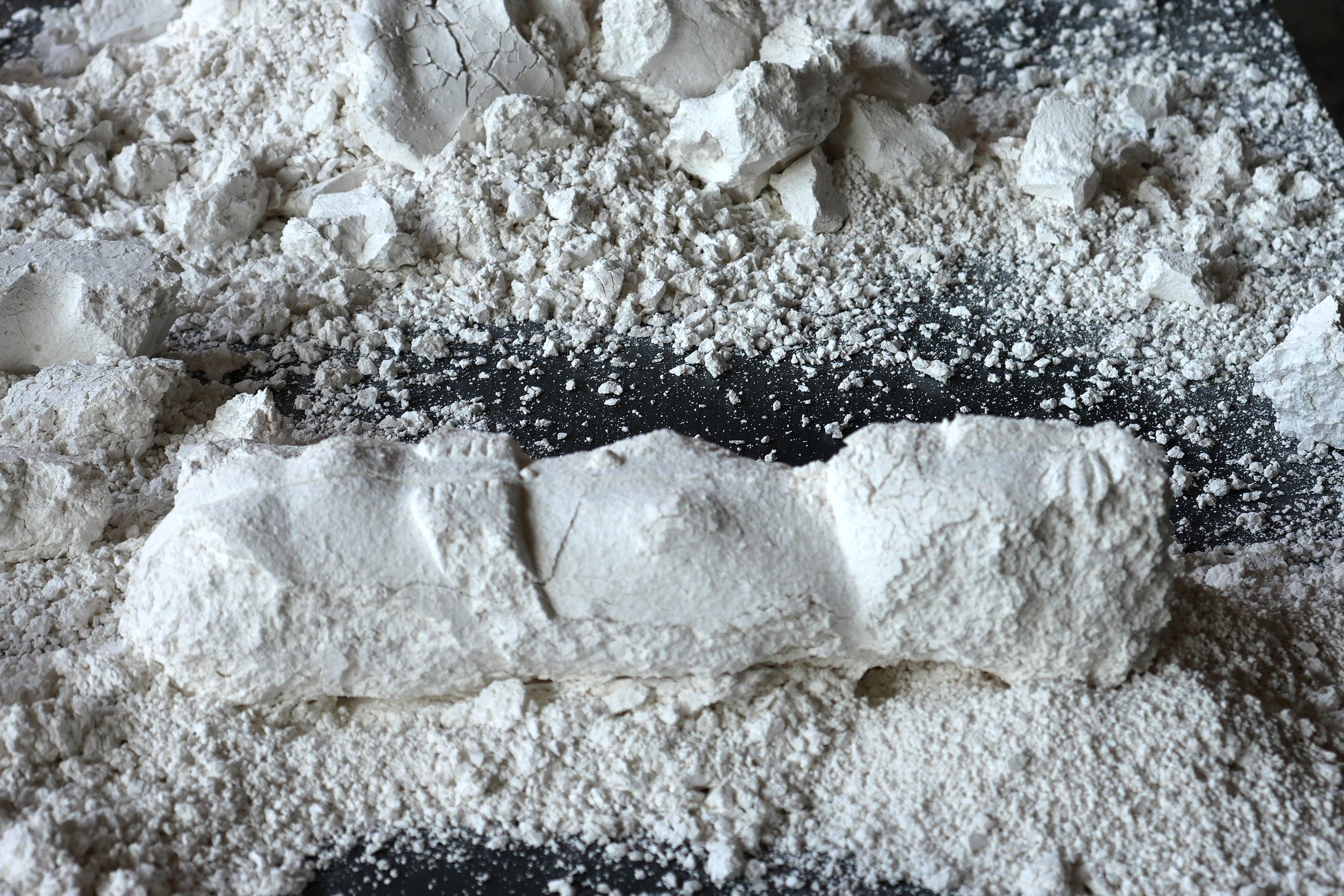 Museum der Menschheit, 2018, chaux vive, kaolin, env 30 x 25 x 20 cm (chaque objet)-9